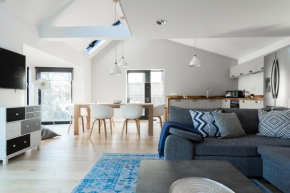 Гостиница Spectacular 3 Bed Riverside Modern Central Bath Home  Бат